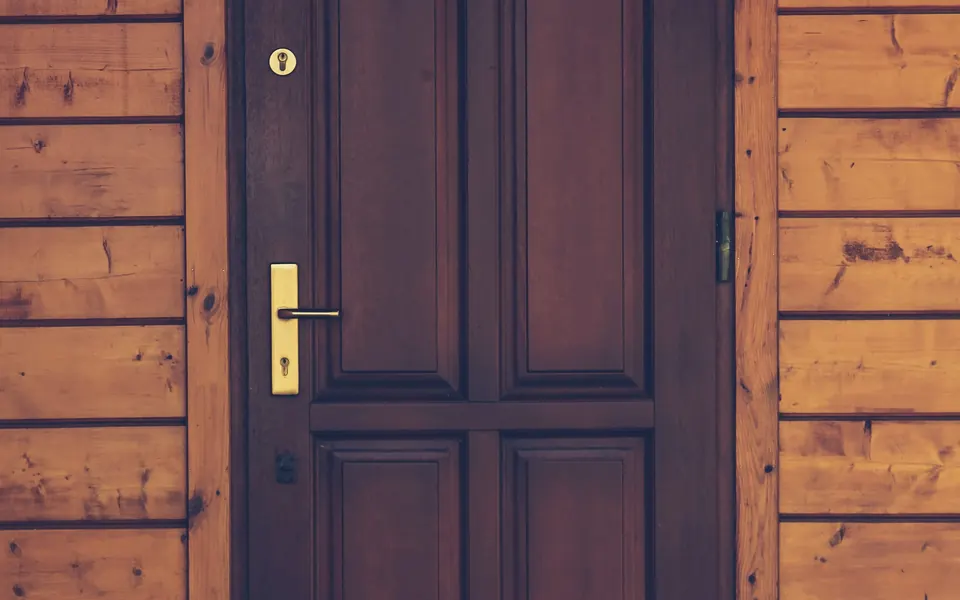 Puerta de entrada de madera cerrada