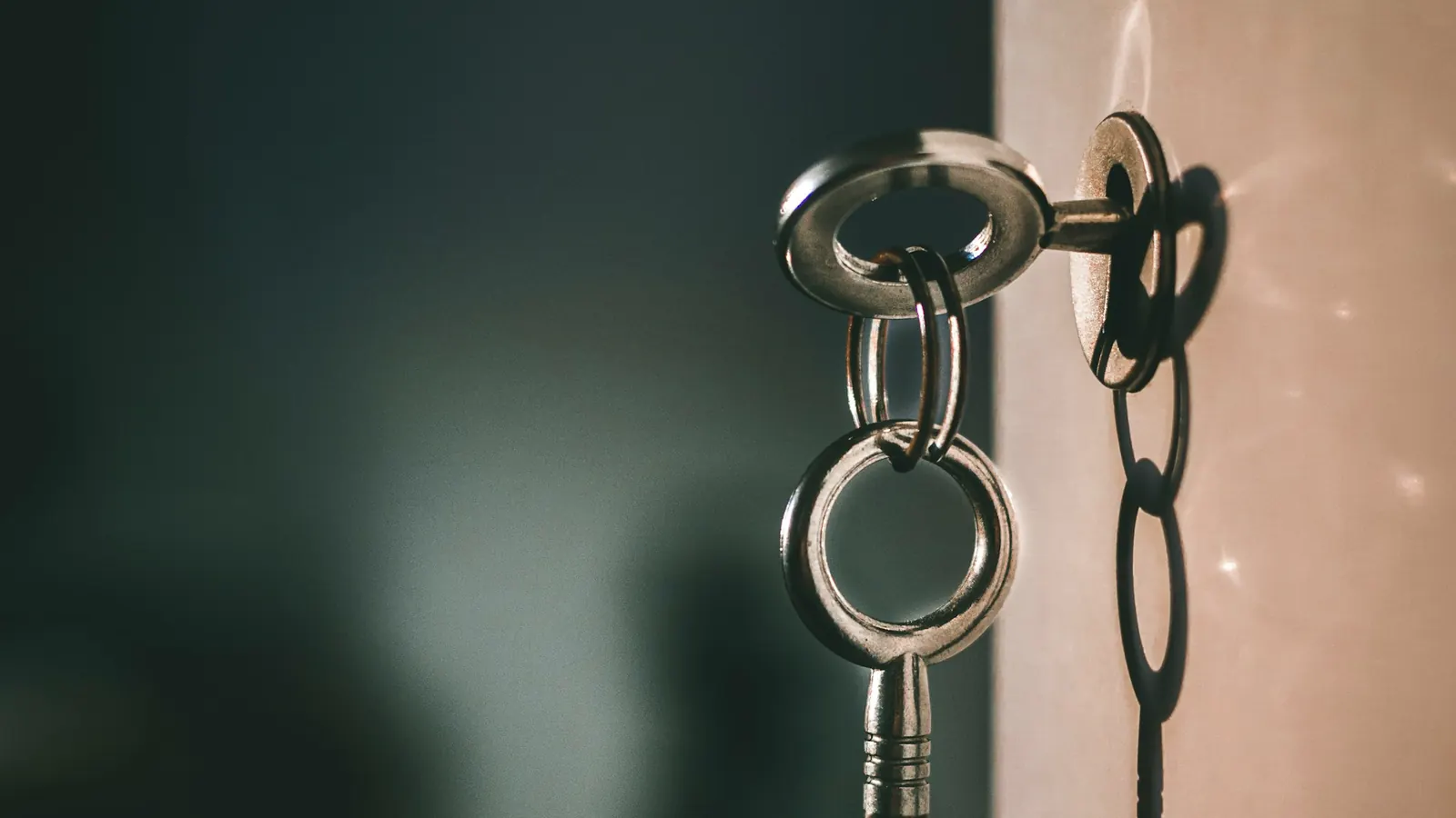 Llave metida en la cerradura de una puerta